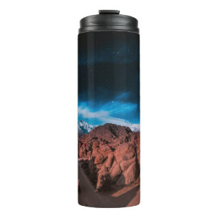 GARRAFA TÉRMICA CARRO PRETO PERTO DAS FORMAÇÕES DE ROCHAS