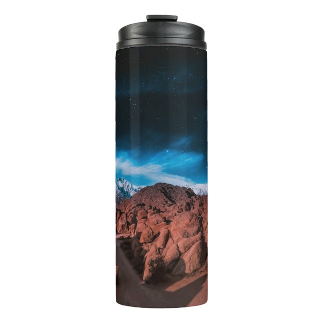 GARRAFA TÉRMICA CARRO PRETO PERTO DAS FORMAÇÕES DE ROCHAS (Frente)