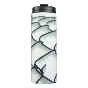 Garrafa Térmica Cerca de elo de cadeia branca e preta