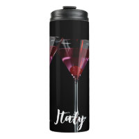 Cocktails vermelhos em vidro martini com cereja