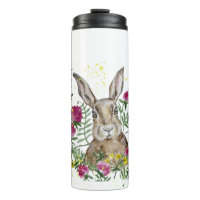Coelhinho bonito em flores aquáticas