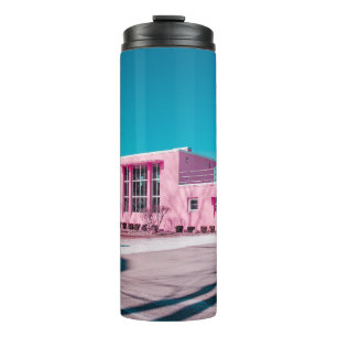 Garrafa Térmica Construção de betão rosa sob céu azul