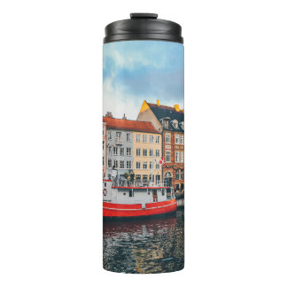 GARRAFA TÉRMICA CONSTRUÇÃO DE CONCRETOS VERMELHOS E BRANCOS