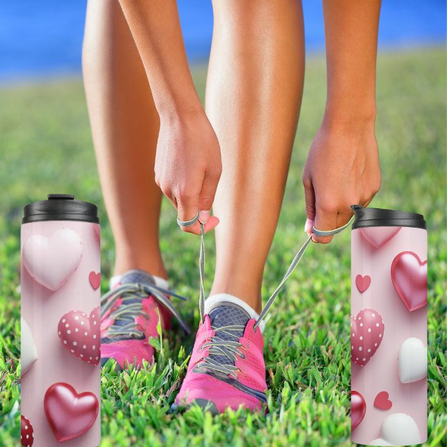 Garrafa Térmica Corações de Bolinhas Vermelho e Rosa (Sweetheart Polka Dot Tumbler
Adorned with an array of hearts in shades of pink and white.)