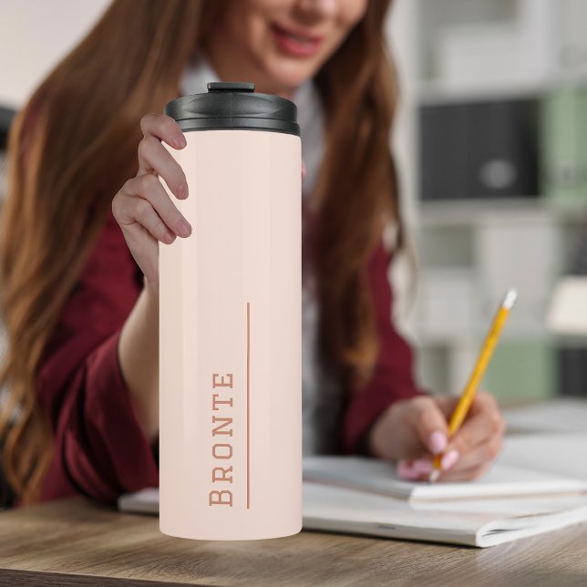 Garrafa Térmica Coral de pêssego - Monograma do fluxo de cor (A young woman holding a  monogrammed Thermal Tumbler travel mug in peach color with her name on it)