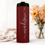 Garrafa Térmica Dama de Honra Burgundy Personalizada<br><div class="desc">Celebre o dia especial da noiva com este elegante e personalizado copo para dama de honra. A rica tonalidade burgundy exala sofisticação, enquanto o nome em letra cursiva personalizável adiciona um toque pessoal. Este copo de aço inoxidável é perfeito para manter bebidas quentes ou frias durante as festividades do casamento...</div>