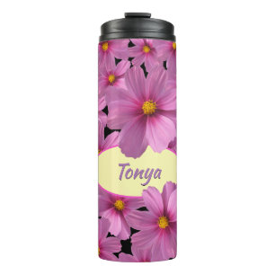 Garrafa Térmica Design roxo da flor do cosmos em um fundo preto