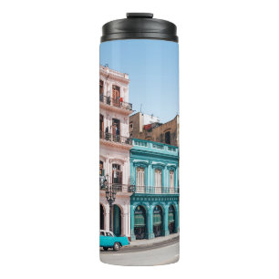 GARRAFA TÉRMICA DOIS CARROS ESTACIONADOS FORA DO EDIFÍCIO