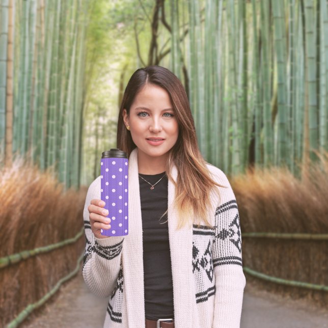 Garrafa Térmica Dotty Delight Roxo (A woman holds a Dotty Delight Purple Thermal Tumbler.)