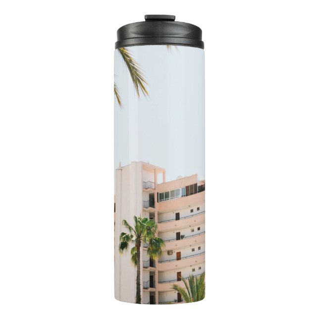 GARRAFA TÉRMICA EDIFÍCIO DE CONCRETO BRANCO AO LADO DA ÁRVORE DE P (Frente)