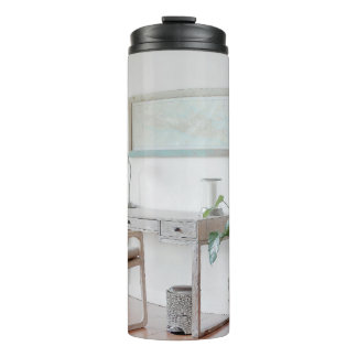 GARRAFA TÉRMICA EMPTY DESK NEAR CURTAIN