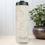 Garrafa Térmica Eterno Ivory e Beige Vintage Cor damasco<br><div class="desc">Esta cor damasco de marfim e de safra bege eterno exude elegância e sofisticação com sua intrincada antiguidade. A textura macia e angustiada adiciona um toque de ressonância ao clássico motif damask, criando uma mistura perfeita de encanto do mundo antigo e estilo moderno. Ideal para adicionar uma sensação luxuosa e...</div>