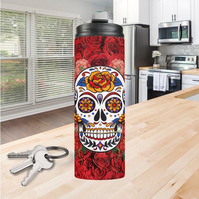 Garrafa Térmica Feriados de Rosas vermelhas rosa com o crânio do a (Sugar Skull Pink Red Roses Holidays Thermal Tumbler)