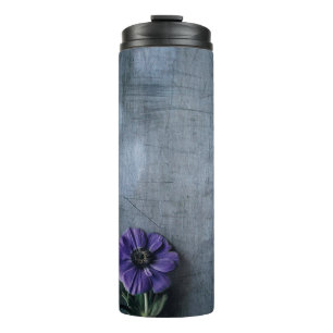 Garrafa Térmica Flor púrpura de pétalas na superfície da cinza