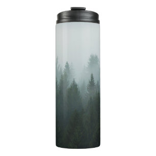 Garrafa Térmica Floresta na neblina matinal na montanha. Spruce