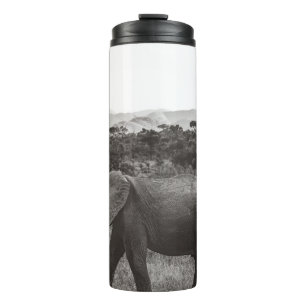 GARRAFA TÉRMICA FOTO GRAYSCALE DE CINZA ELEFANTE PERTO DAS ÁRVORE