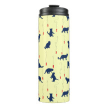 Gatinhos fofos azuis e peixes vermelhos