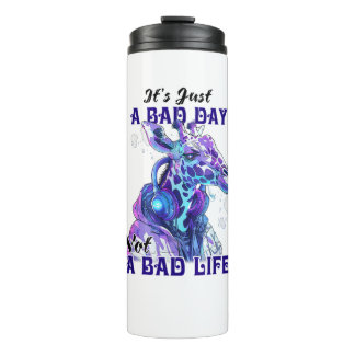 Garrafa Térmica Girafa Vestindo um capuz, é um dia ruim