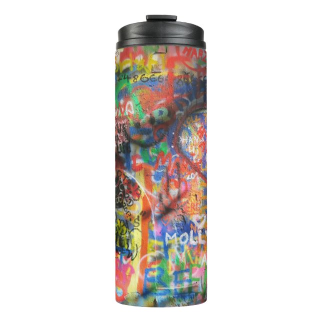 Garrafa Térmica Grafite multicolorido na parede de concreto (Frente)