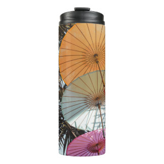 Garrafa Térmica Guarda-chuva vermelha na árvore verde