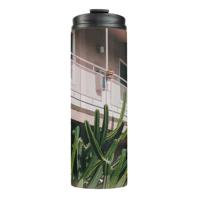 GARRAFA TÉRMICA INSTALAÇÃO DE CABEÇA VERDE PERTO DA CONSTRUÇÃO (Frente)