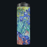 Garrafa Térmica Irises Vincent van Gogh<br><div class="desc">Irlandeses (1889) Vincent van Gogh. Uma bela paisagem de verão. Os irlandeses azuis florescem num leito florido num jardim verde. Reprodução de famosas imagens de arte no dominio público.</div>