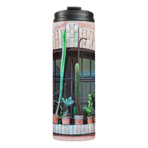 Garrafa Térmica Janela antiga abandonada com grupo de cacto flores