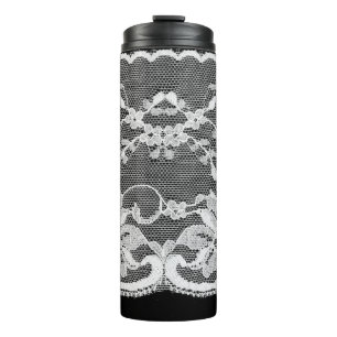 Garrafa Térmica Lace floral branco: fundo preto.