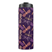 Libélulas de incandescência da noite no fundo