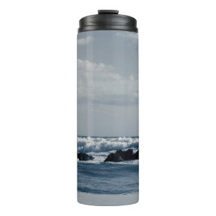 Garrafa Térmica Mar jônico agitado com ondas de espuma que colidem