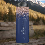 Garrafa Térmica Marinho Azul Rosa Dourado Blush Cor-de-rosa brilha<br><div class="desc">Rosa Dourado - Cor de rosa pincelado e Marinho Azul Espelho Brilhante Brilhante Monograma Nome do Monograma Drink Tumbler. Isto faz o doce e perfeito aniversário de 16 anos, casamento, chá de panela, aniversário, chá de fraldas ou festa de solteira presente para alguém que ama luxo de luxo e estilos...</div>