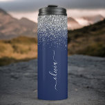 Garrafa Térmica Marinho de prata Blue Glitter Girly Monographic No<br><div class="desc">Marinho Azul e Silver Sparkle Glitter Brugado Metal Monograma Nome Beba Tumbler. Isto faz o doce e perfeito aniversário de 16 anos,  casamento,  chá de panela,  aniversário,  chá de fraldas ou festa de solteira presente para alguém que ama luxo de luxo e estilos quíticos.</div>