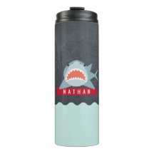 Marinho de tubarão azul sob a água