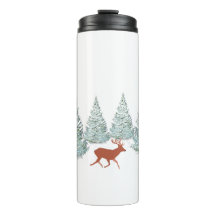 Marrom veado sob neve coberto por árvores de Spruc