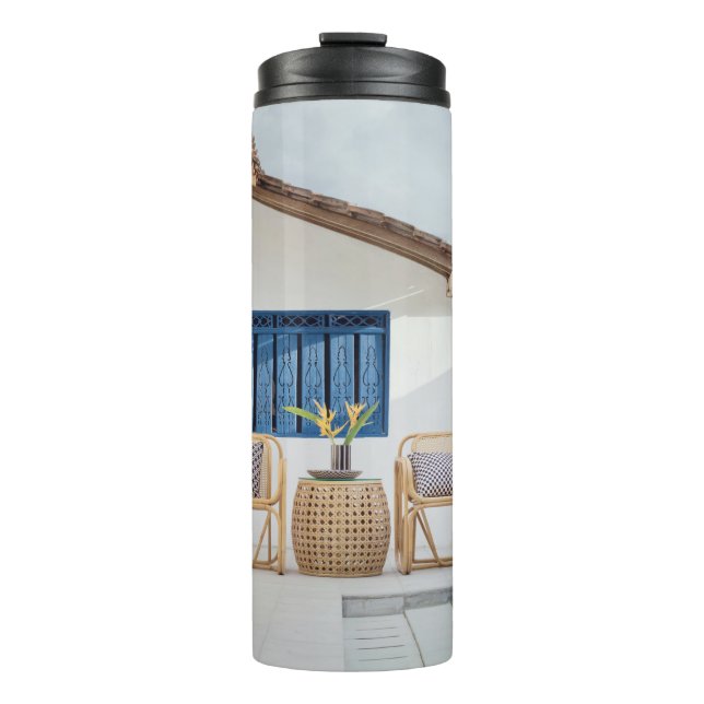 Garrafa Térmica Mesa e duas cadeiras, perto da piscina de natação (Frente)