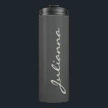Garrafa Térmica Mínima Moderna Caligrafia Negra<br><div class="desc">Mantenha-se hidratado em estilo com este adormecedor térmico personalizado e elegante que apresenta um design minimalista e um nome de script personalizado. Perfeito para café, chá ou qualquer bebida em qualquer lugar, esse trapo é prático e chique, fazer ideal para manhãs movimentadas, viagens ou aventuras ao ar livre. Um presente...</div>