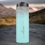 Garrafa Térmica Monograma de Prata Leve Azul Aqua<br><div class="desc">Azul Aqua - Tumbler Bebida com o nome do monograma, Glitter Glitter Glitter Glitter de Teal e Silver Sparkle. Isto faz o doce e perfeito aniversário de 16 anos, casamento, chá de panela, aniversário, chá de fraldas ou festa de solteira presente para alguém que ama luxo de luxo e estilos...</div>