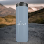 Garrafa Térmica Monograma Moderno Minimalista Dusty Blue Elegante<br><div class="desc">Apresentando nossa Coleção Elegante de Monograma Moderno Minimalista e Dusty: Eleve seu estilo com sofisticação e charme de eterno subestimados. Nossa coleção apresenta designs minimalistas em uma matiz azul suja, aperfeiçoada com monogramas elegantes adaptados ao seu gosto pessoal. De papelaria refinada a acessórios versáteis, cada peça da nossa coleção é...</div>