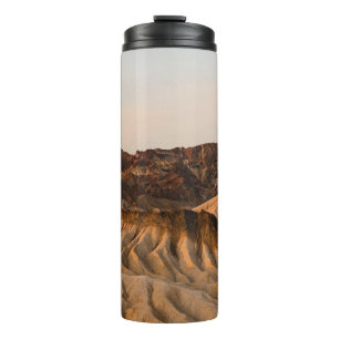 GARRAFA TÉRMICA MONTANHA ROCKY MARCADA SOB CÉU AZUL DURANTE O DIA