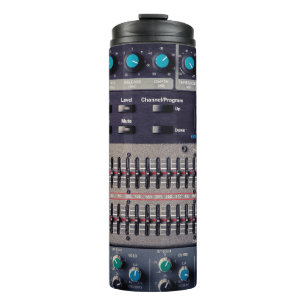 Garrafa Térmica Muitos botões de um mixer de som em um estúdio d