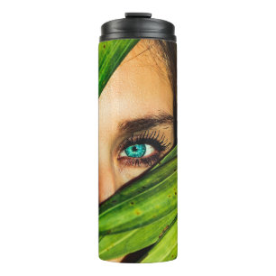 Garrafa Térmica Mulher atrás das folhas verdes