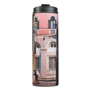 GARRAFA TÉRMICA MULHER DE CAMISA BRANCA E CALÇAS NEGRAS CAMINHANDO