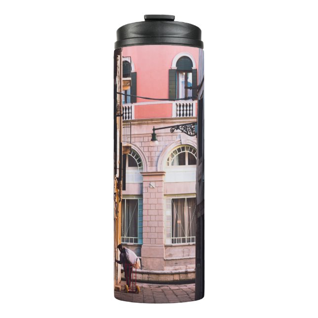 GARRAFA TÉRMICA MULHER DE CAMISA BRANCA E CALÇAS NEGRAS CAMINHANDO (Frente)