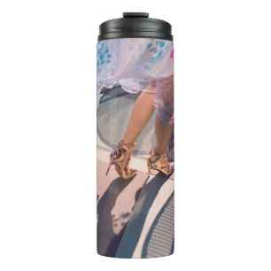 Garrafa Térmica Mulher de saia floral branca rosa e verde e mano