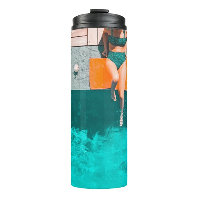 Garrafa Térmica Mulher deitada ao lado da piscina de natação pela  (Frente)