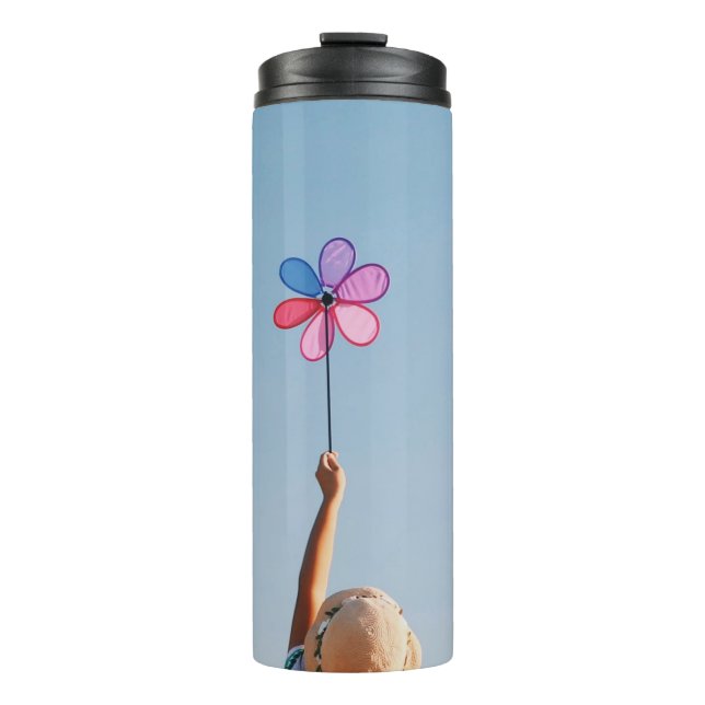 Garrafa Térmica Mulher na camisa floral e chapéu de sol marrom seg (Frente)