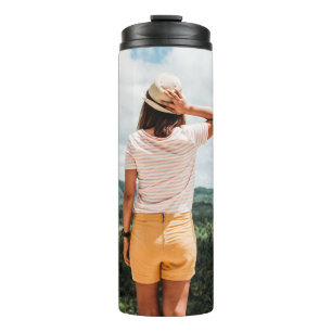 Garrafa Térmica Mulher vestindo shorts amarelos