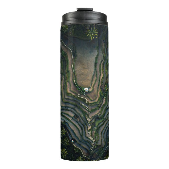 Garrafa Térmica musgo verde na rocha negra (Frente)