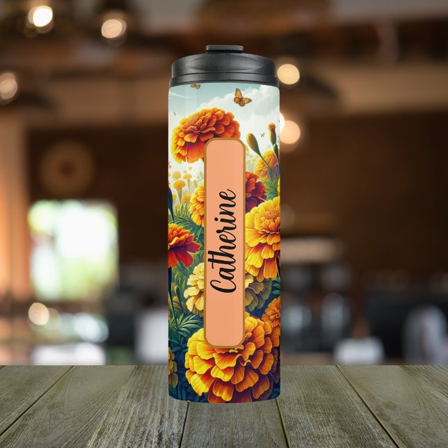 Garrafa Térmica Nascimento da Flor Mês de outubro Marigold Persona (Personalized 20 oz Thermal Tumbler With Birth Flower Marigold Design for the Month of October.)