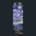 Garrafa Térmica Noite Estrelada de Van Gogh, 1889<br><div class="desc">Amplamente saudado como o magnum opus de Van Gogh, a pintura retrata a vista à porta da sua janela do sanatório à noite, embora tenha sido pintada pela memória durante o dia. A imagem está no dominio público. Entre em contato com Padrões e pinturas e gráficos para obter solicitações especiais....</div>